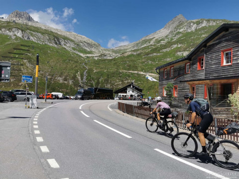 b2ap3_thumbnail_beckerreisen-schweiz2026-andermatt14 Mit Bus und Bahn durch die Schweizer Bergwelt - Reisejournal