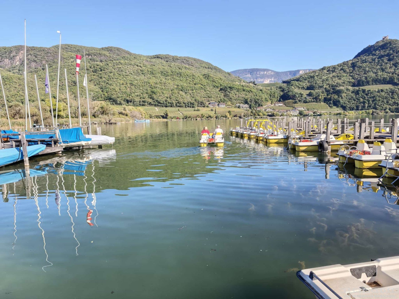 b2ap3_large_kalterer-see-boote F&uuml;nf Tage S&uuml;dtirol: Dolomitenblicke, Bozen und Sonne am Kalterer See - Reisejournal
